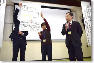 �O���[�v���ɍ�i�𔭕\����l�q