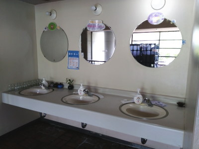 レストラン入口の洗面台の画像